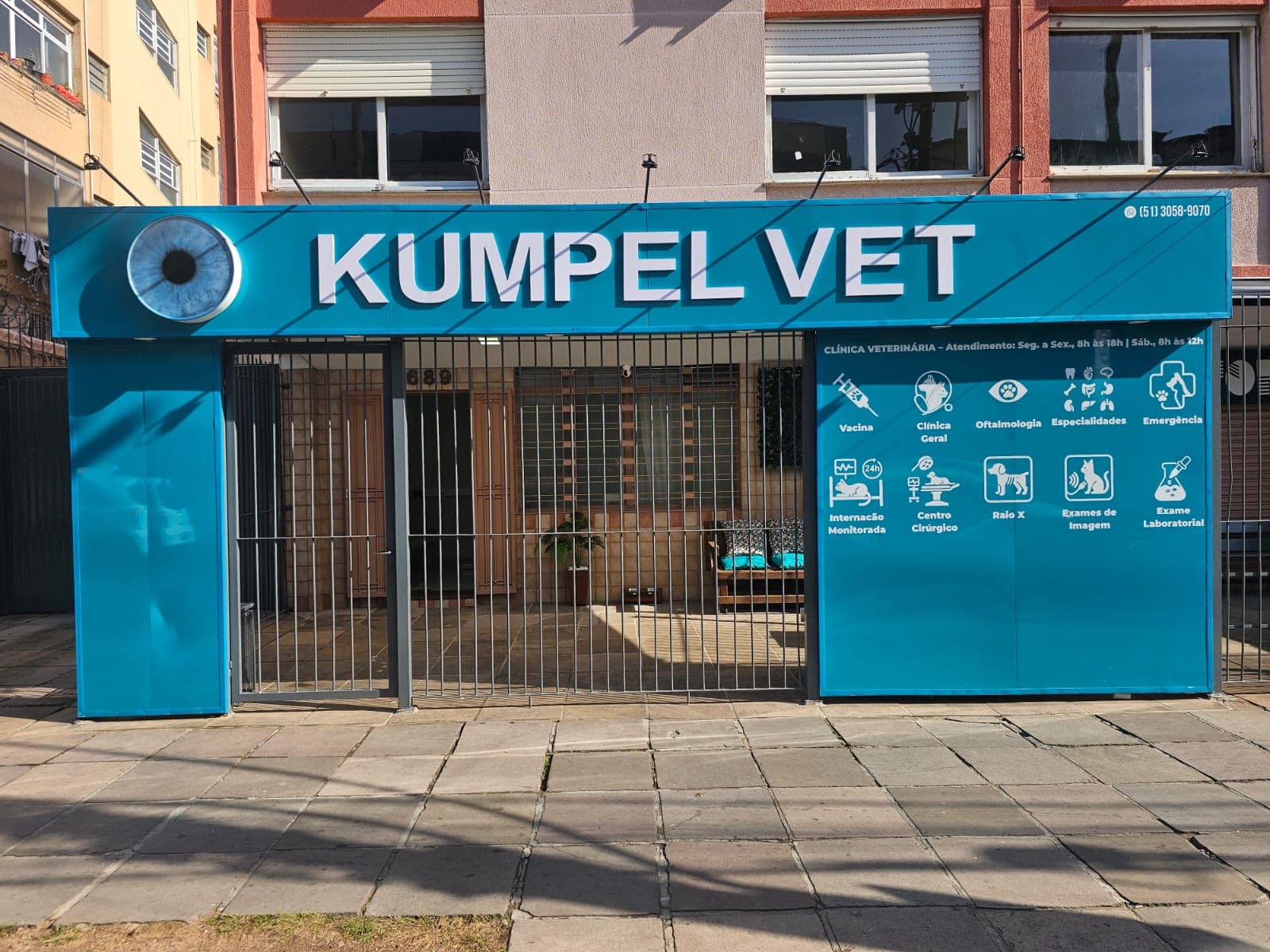 Veterinárias cuidando de um pet na clínica Kumpel Vet