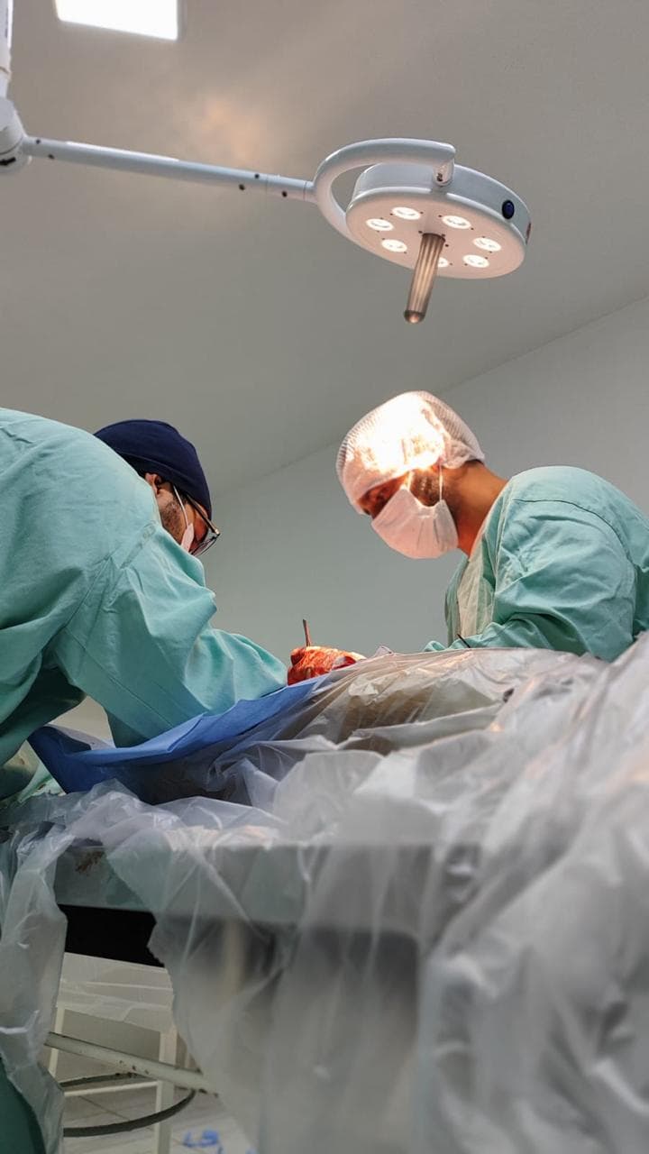 Cirurgia ortopédica com instrumentação